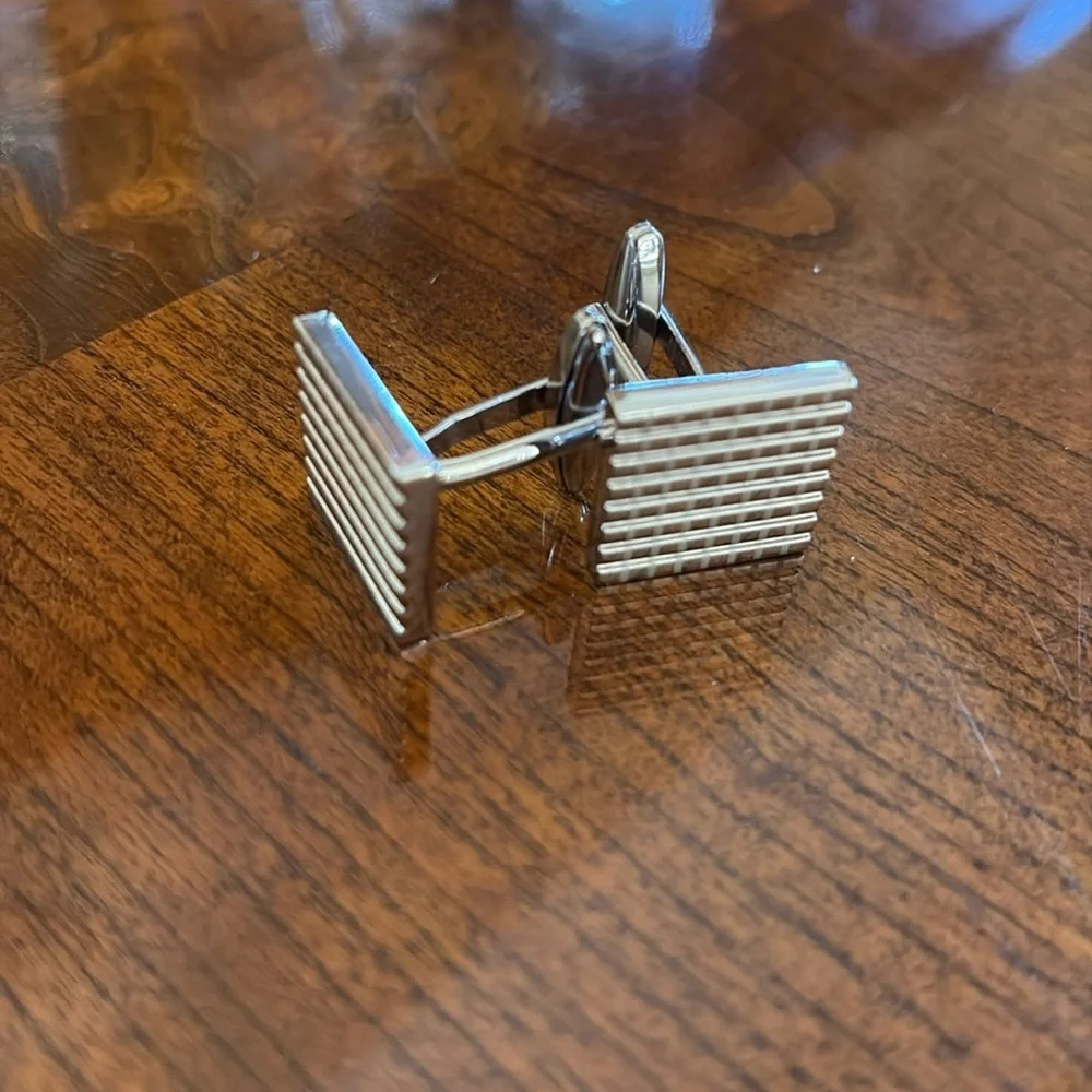 Unisex men’s women’s shinny Silver Cufflinks simple checkered elegant pattern